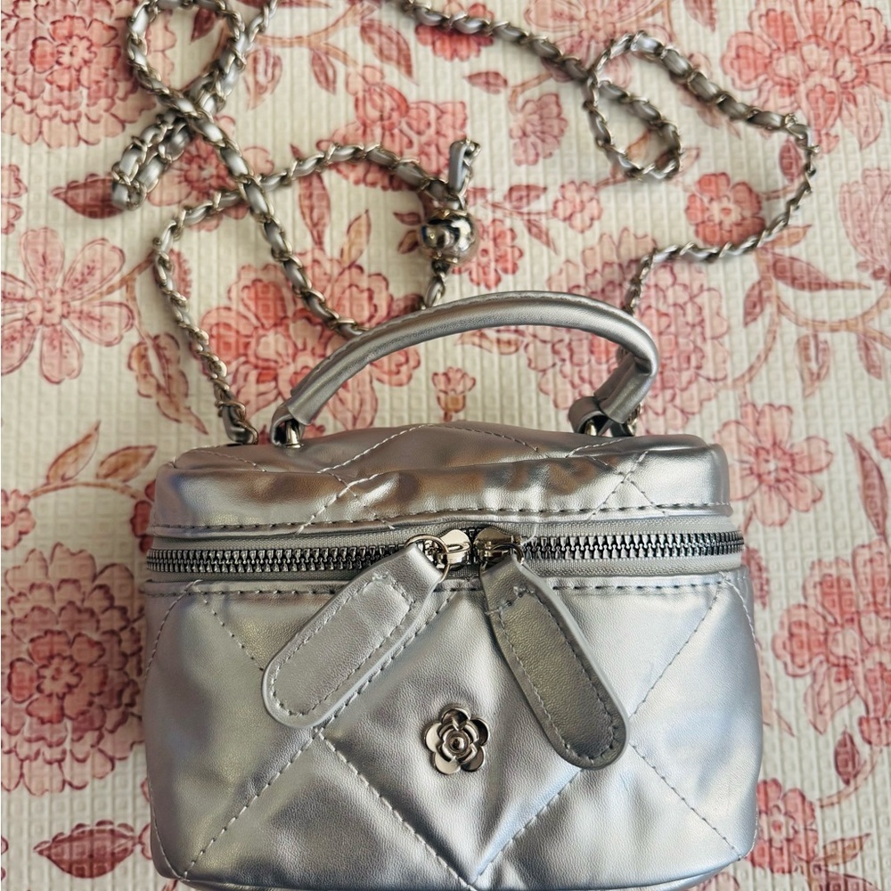 ONE Quilted Silver top handle crossbody Bag w/ camelia and crush adjustable stra - Picture 3 of 4